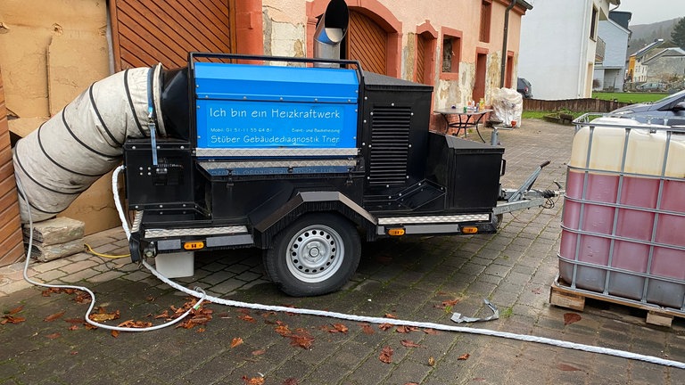 Statt wie ihre Nachbarn zahlreiche Trocknungsgeräte aufzustellen, haben Noémi und Sammy sich eine Heizung für Zelte besorgt.
