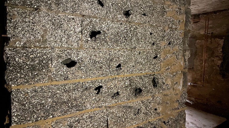 Beim Abschlagen haben die porösen Sanitäranlagen des Campingplatzes Löcher bekommen.