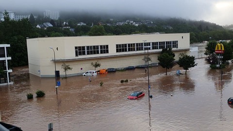 Die Kyll ist in Gerolstein am 15. Juli enorm über die Ufer getreten und hat Zufahrtsstraßen überschwemmt.