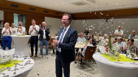 Andreas Hackethal, CDU,  feiert, dass ihn die Bürger zum neuen Landrat von Bernkastel-Wittlich gewählt haben.