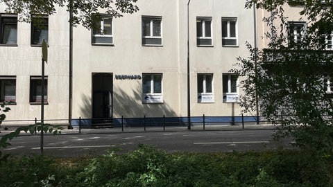 Die Stadt Trier widerspricht Vorhaltungen von Schulleitern zweier Trierer Gymnasien, wonach zusätzliche Klassenräume in einer ehemaligen kaufmännischen Privatschule nicht rechtzeitig fertiggestellt würden.