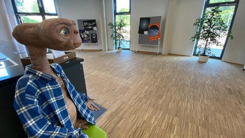 Nach dem Raketenerlebnis können die Kinder sich im Foyer der Junior Uni Daun noch weiter über die Raumfahrt informieren.