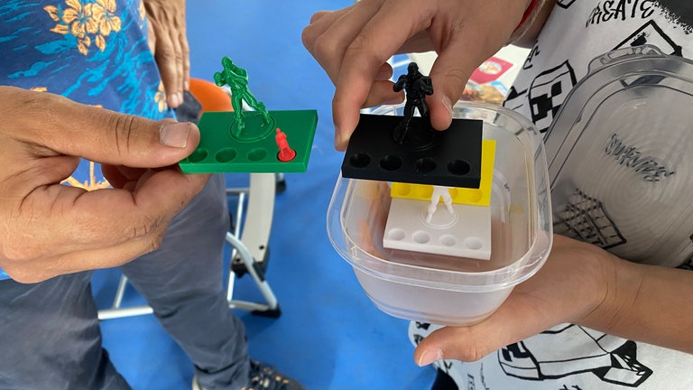 Ein Junge hatte die Idee, Spielfiguren mit dem 3D-Drucker herzustellen. Die kleineren Figuren stehen für die "Leben", die jede Figur pro Spiel hat.