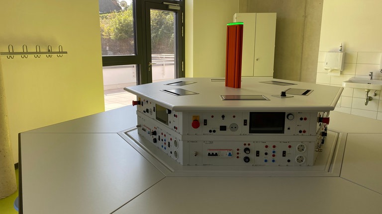 Wie die Kommandozentrale eines Raumschiffs sieht das Strommodul der Junior Uni aus, das bis zu 400 Volt erzeugen kann.