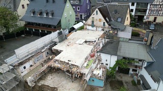 Der Abriss des eingestürzten Hotels in Kröv schreitet voran