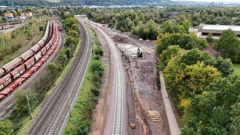 In Trier-Ehrang baut die Deutsche Bahn für die Weststrecke ein neues Gleis. 
