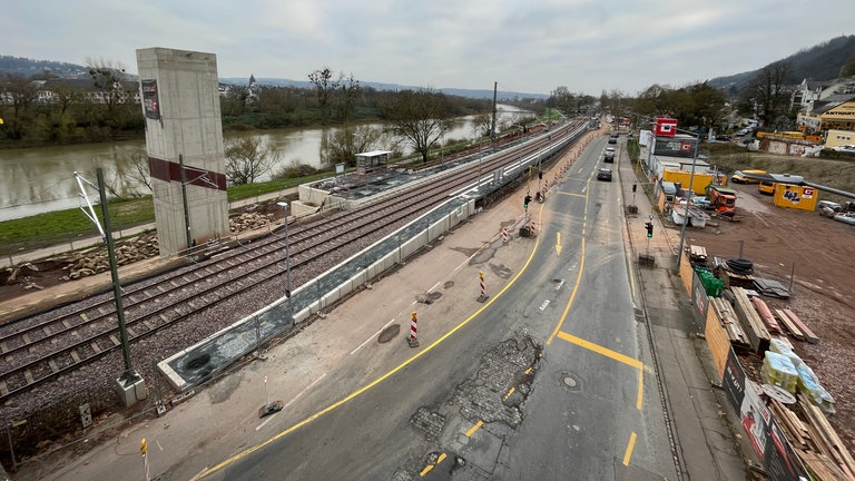 Blick von der Kaiser-Wilhelm-Brücke auf die Baustelle für den Haltepunkt Pallien mit Aufzugturm und neuem Gleisbett.