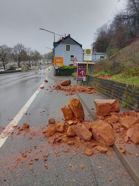 Der Fels löste sich an der Kaiser-Wilhelm-Brücke in Richtung Trier-West auf Höhe der Bushaltestelle "Bitburger Straße".