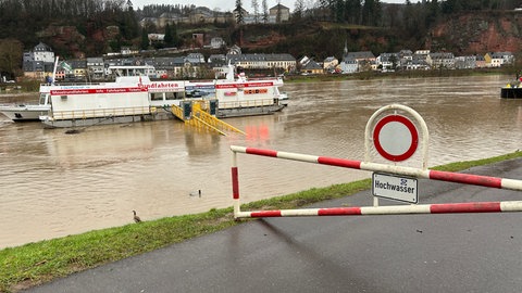 Die Hochwasser-Lage an der Mosel entspannt sich: Am Pegel Trier war der Scheitel in der Nacht auf Freitag erreicht worden und geht seitdem langsam zurück.