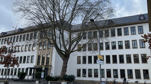 Das Landgericht Trier wird eine Klage eines Missbrauchsopfers im Bistum Trier möglicherweise ablehnen, weil die Taten verjährt sind.