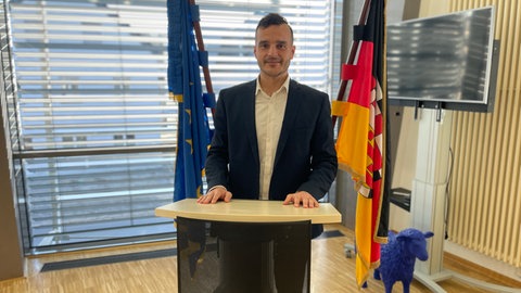 Arianit Besiri im Sitzungssaal in Morbach. Der Trierer ist November 2024 zum Bürgermeister der Einheitsgemeinde gewählt worden.