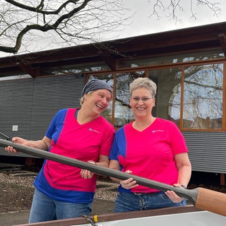 Marion Hoffmann (links) hat die Gruppe Pink Paddler 2012 in Trier gegründet. Anja Klose (rechts) ist seit zehn Jahren dabei. Beide Frauen waren an Brustkrebs erkrankt. 