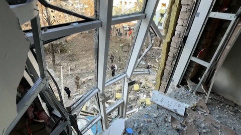 Blick aus dem zerstörten Rathaus von Isjum in der Ukraine