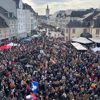 In Trier haben sich Menschen am Samstag versammelt zur Demo "Nie wieder ist jetzt"