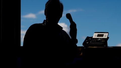 Fiese Betrugsmasche: Betrüger haben sich als Polizeibeamte ausgegeben und einen Mann aus Trier derart unter Druck gesetzt, dass er ihnen ein Vermögen ausgehändigt hat