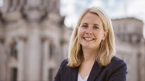 Verena Hubertz tritt für die SPD als Direktkandidatin im Wahlkreis Trier bei der Bundestagswahl 2025 an.
