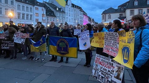 Friedlich protestierten die Menschen am Montagabend zum Anlass des dritten Jahrestag des russischen Überfalls auf die Ukraine vor der Porta Nigra. 