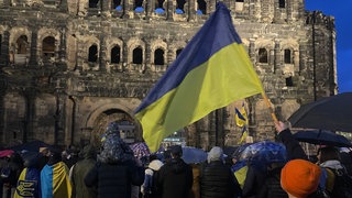 Friedlich protestierten die Menschen am Montagabend zum Anlass des dritten Jahrestag des russischen Überfalls auf die Ukraine vor der Porta Nigra. 
