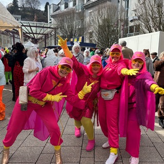 Auf dem Schleiferplatz in Idar-Oberstein feiern rund 350 Menschen Weiberfastnacht, auch die vier Damen in Rosa.