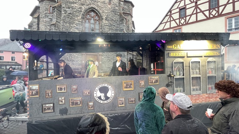 Karnevalsumzug in Veldenz: Serienwagen Peaky Blinders 