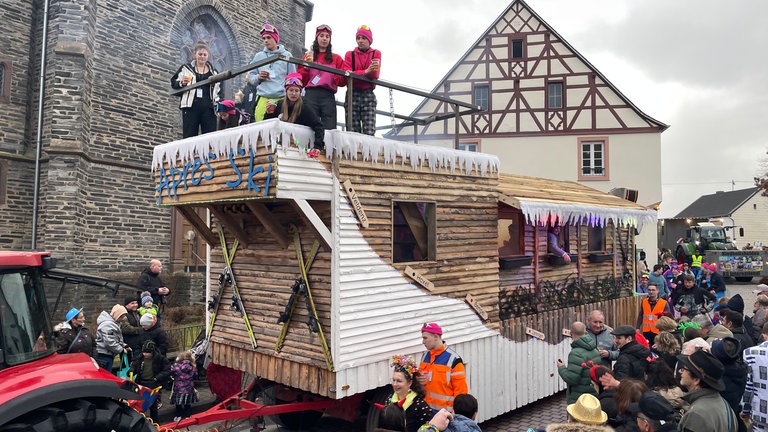 Karnevalsumzug in Veldenz: Hütten-Gaudi-Wagen
