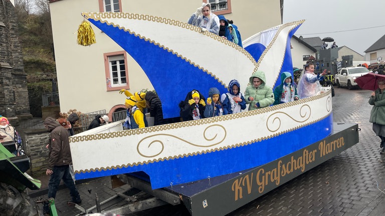 Karnevalsumzug in Veldenz: Narrenkappen - Wagen der Grafschafter Narren