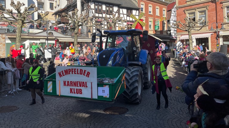Der Rosenmontagsumzug in Idar-Oberstein zieht viele Menschen in die Stadt.