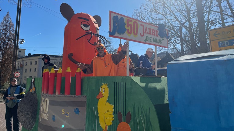 Auf dem Rosenmontagsumzug in Idar-Oberstein geht es bei einem Themenwagen um die Kultsendung "Die Sendung mit der Maus".
