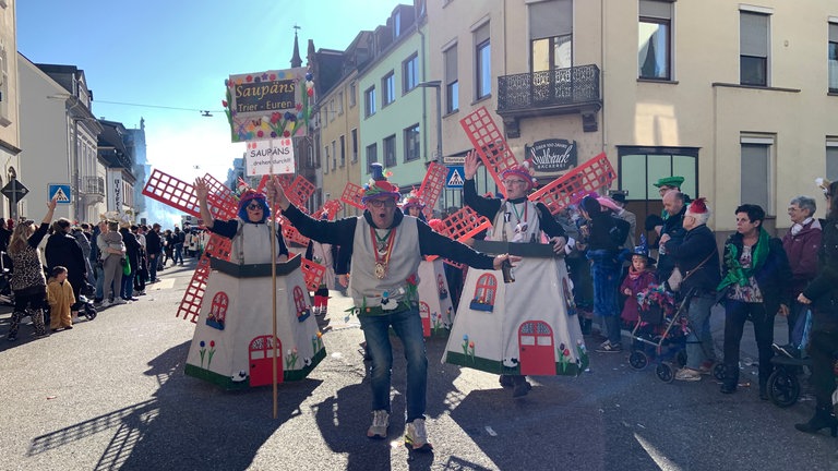 Die "Saupäns" aus Trier-Euren waren in diesem Jahr als Windmühlen verkleidet. 