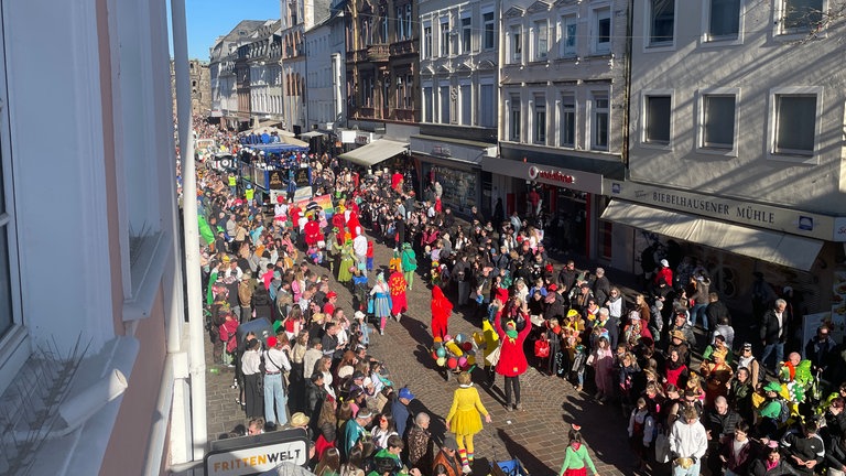 Der Rosenmontagsumzug zog durch die Trierer Innenstadt. Hier ein Blick in die Simeonstraße.