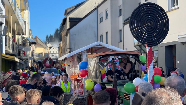 Rund 25 Umzugswagen und Lauftruppen waren auf dem Rosenmontagsumzug in Gerolstein mit dabei.