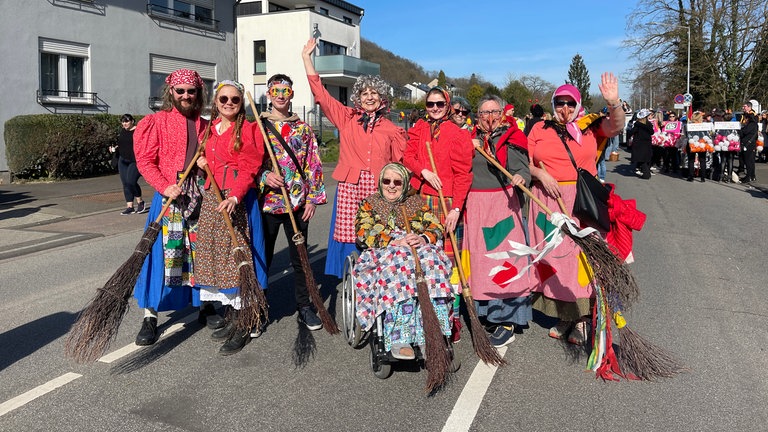 Bunte Kostüme in Trier-Biewer: Eine Gruppe hat sich dazu entschieden, sich als Hexen zu verkleiden.