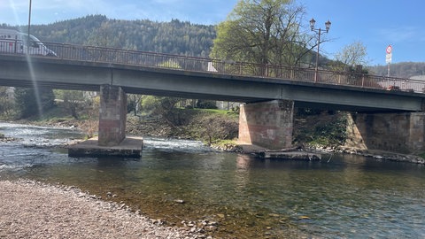 Derzeit macht die Kyll bei Kordel keinen gefährlichen Eindruck. 2021 aber hat der Fluss in dem Eifel-Ort eine große Zerstörung angerichtet. 