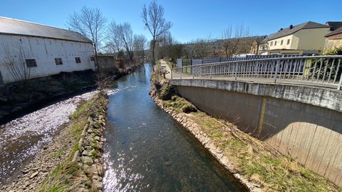 An der Nims in Rittersdorf können Bürgerinnen und Bürger den Wasserstand nur an einer aufgemalten Markierung an einer Wand ablesen. Obwohl es einen digitalen Pegel gibt.