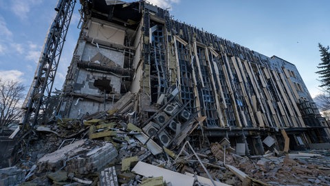 Gerade erst saniert und schon wieder zerstört: das Rathaus im Stadtzentrum von Isjum in der Ukraine.