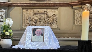 Gedenkort im Trier Dom an Papst Franziskus.