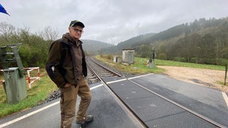 Heinz Thewes weiß nicht, wie lang er noch einfach so über den Bahnübergang zu seinem Feld in Birresborn gehen kann.