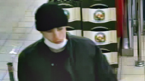 Einer der mutmaßlichen Räuber wurde von einer Überwachungskamera gefilmt. Die Polizei sucht nach ihm.
