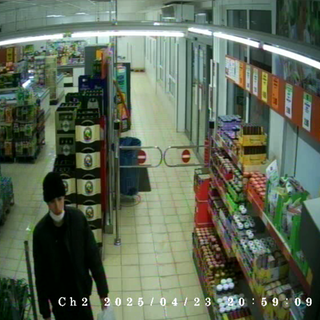 Die Trierer Kriminalpolizei sucht nach zwei Männern. Sie sollen eine Norma-Filiale bei Waldrach ausgeraubt haben.
