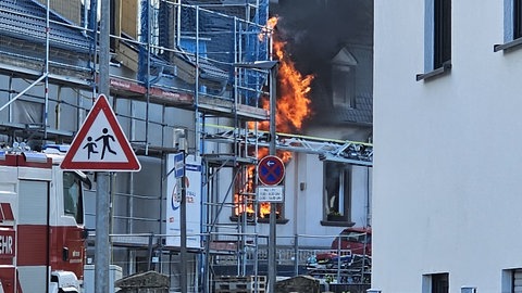 In Trier-Feyen steht ein Gebäude im Vollbrand.