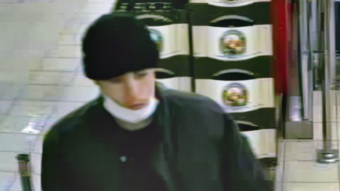 Einer der Täter wurde bei dem Raubüberfall im Supermarkt bei Waldrach mit einer Überwachungskamera aufgezeichnet.