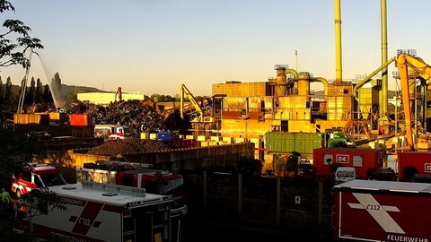 Nach dem Großbrand im Trierer Hafen dauerten die Nachlöscharbeiten bis zum nächsten Tag. 