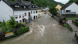 Die Wassermassen haben Straßen, Brücken und Gärten von Bewohnern zerstört.