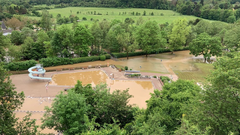 Neben Riveris wurden auch andere Orte der Verbandsgemeinde Ruwer überschwemmt. Das Freibad Ruwertal in Mertesdorf hatte gerade ein paar Tage geöffnet, als das Wasser das komplette Gelände überflutete und auch die Technik des Freibades zestört.