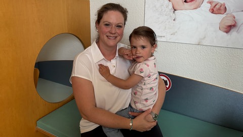 Kathrin Leisten geht mit ihrer dreijährigen Tochter Hannah seit Jahren zum Kinderarzt in Prüm. Die Familie ist mit der Praxis sehr zufrieden. 