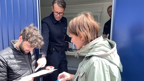 Mitarbeiter der Mainzer Rechtsmedizin nehmen die neuartigen Drogenvortests in Augenschein.