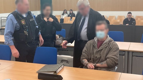 Der Angeklagte mit seinem Anwalt beim Prozessauftakt am Trierer Landgericht. Jetzt muss der Fall nochmal verhandelt werden. 