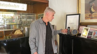 Es klingt wie in einem Krimi: Michael Sommer hat nach einem Schockanruf Betrügern fast 24.000 Euro übergeben. Er will mit seiner Geschichte andere Menschen warnen