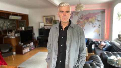 Es klingt wie in einem Krimi: Michael S. hat nach einem Schockanruf Betrügern fast 24.000 Euro übergeben. Er will mit seiner Geschichte andere Menschen warnen