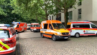 60 Einsatzkräfte der Feuerwehr, Polizei und des Rettungsdienstes sind an der Nelson Mandela Realschule Plus in Trier.